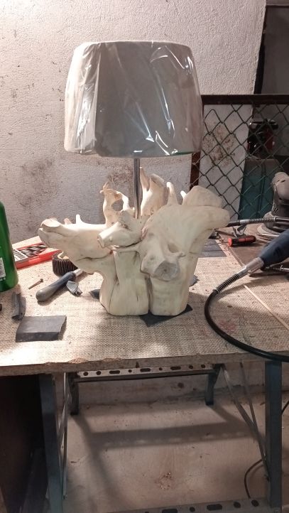 Montaż oprawki i przewodu w lampie z jałowca